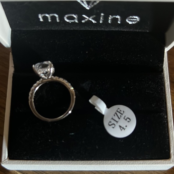 NIB Maxine Jewelry Travel Engagement Ring 4.5 - Picture 4 of 9